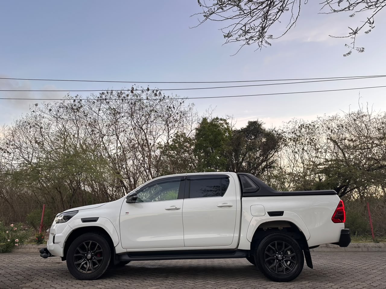 TOYOTA HILUX DOUBLE CABIN thumbnail 7